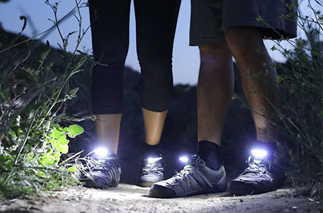 配备灯鞋变身夜行动物穿梭黑暗,德腾工业设计
